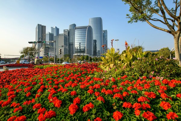 How to Integrate Vertical Aeroponic Gardens in Urban Residential Developments?